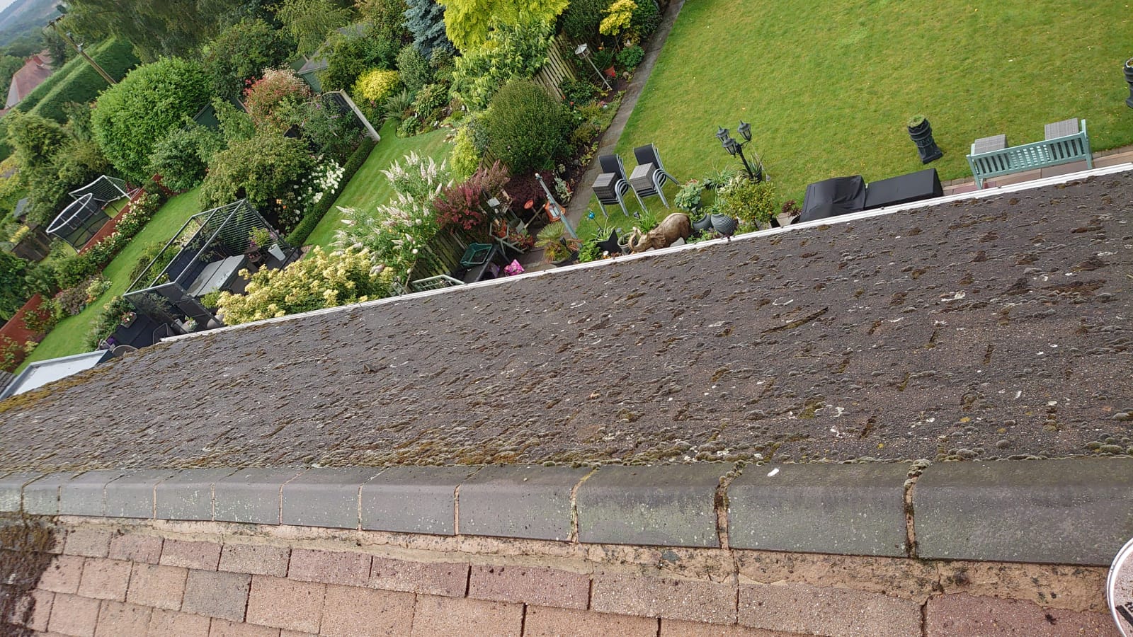 Roof Cleaning on a Budget: Don't Break the Bank!